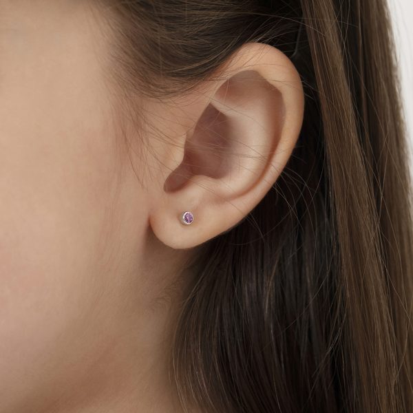 Arete para Bebé, Bizel con Zirconia Rosada, 3mm en Oro Blanco de 14K - Imagen 3