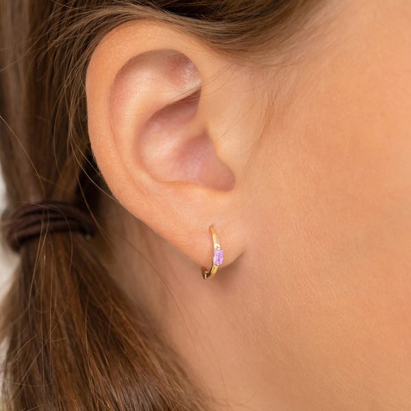 Huggie con circonia rosa baguette 9mm - Imagen 2